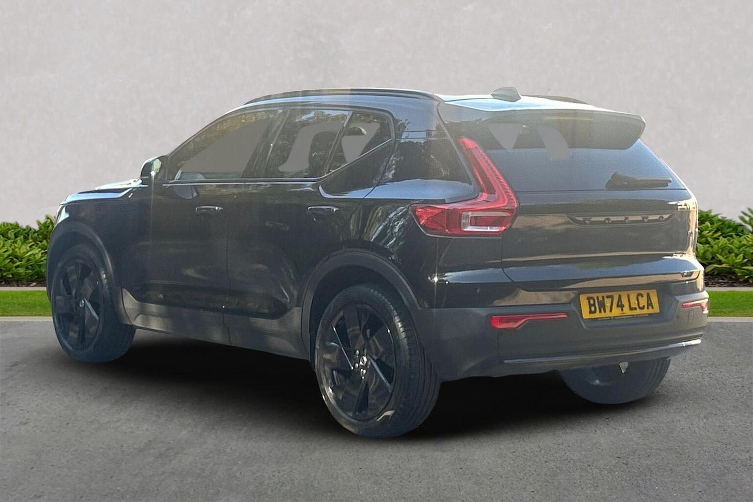 Used Volvo XC40 2025 for sale - 76770077: Photo 2