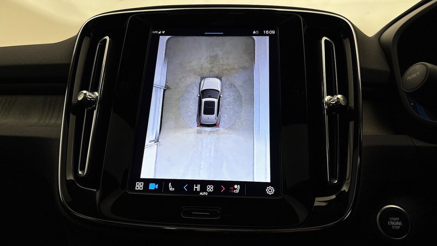 Used Volvo XC40 2024 for sale - 76628169: Photo 33