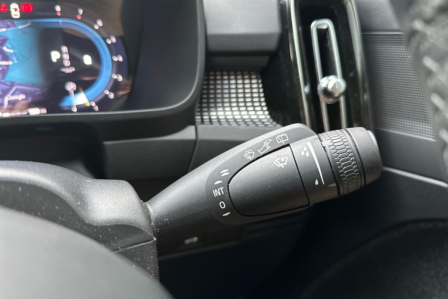 Used Volvo XC40 2024 for sale - 76340628: Photo 28