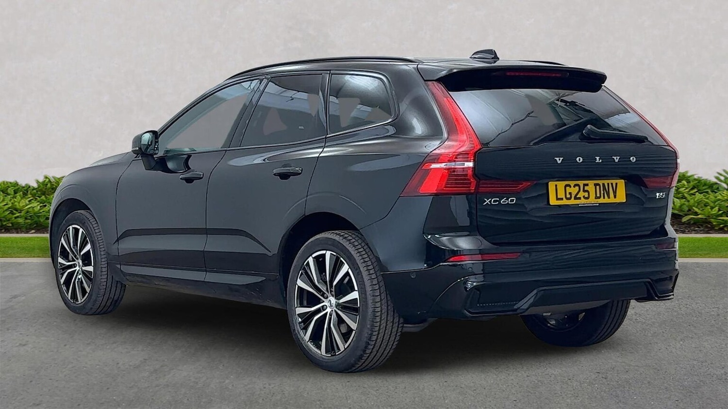 Used Volvo XC60 2025 for sale - 76713192: Photo 2