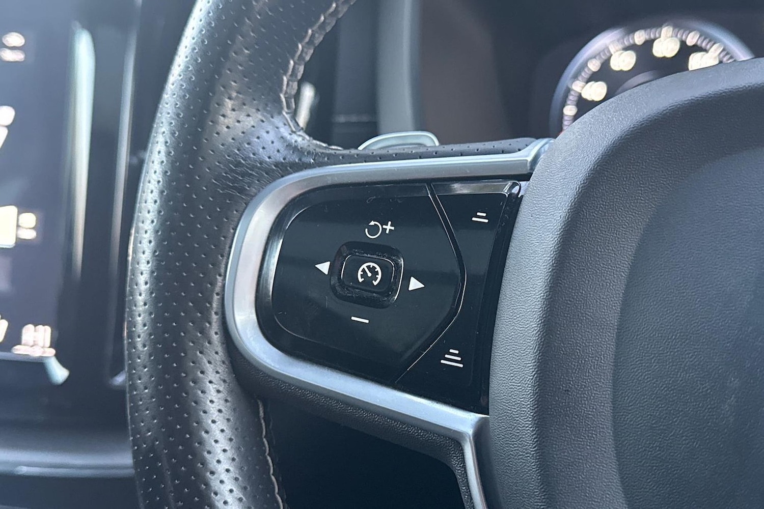 Used Volvo XC60 2019 for sale - 76758891: Photo 25