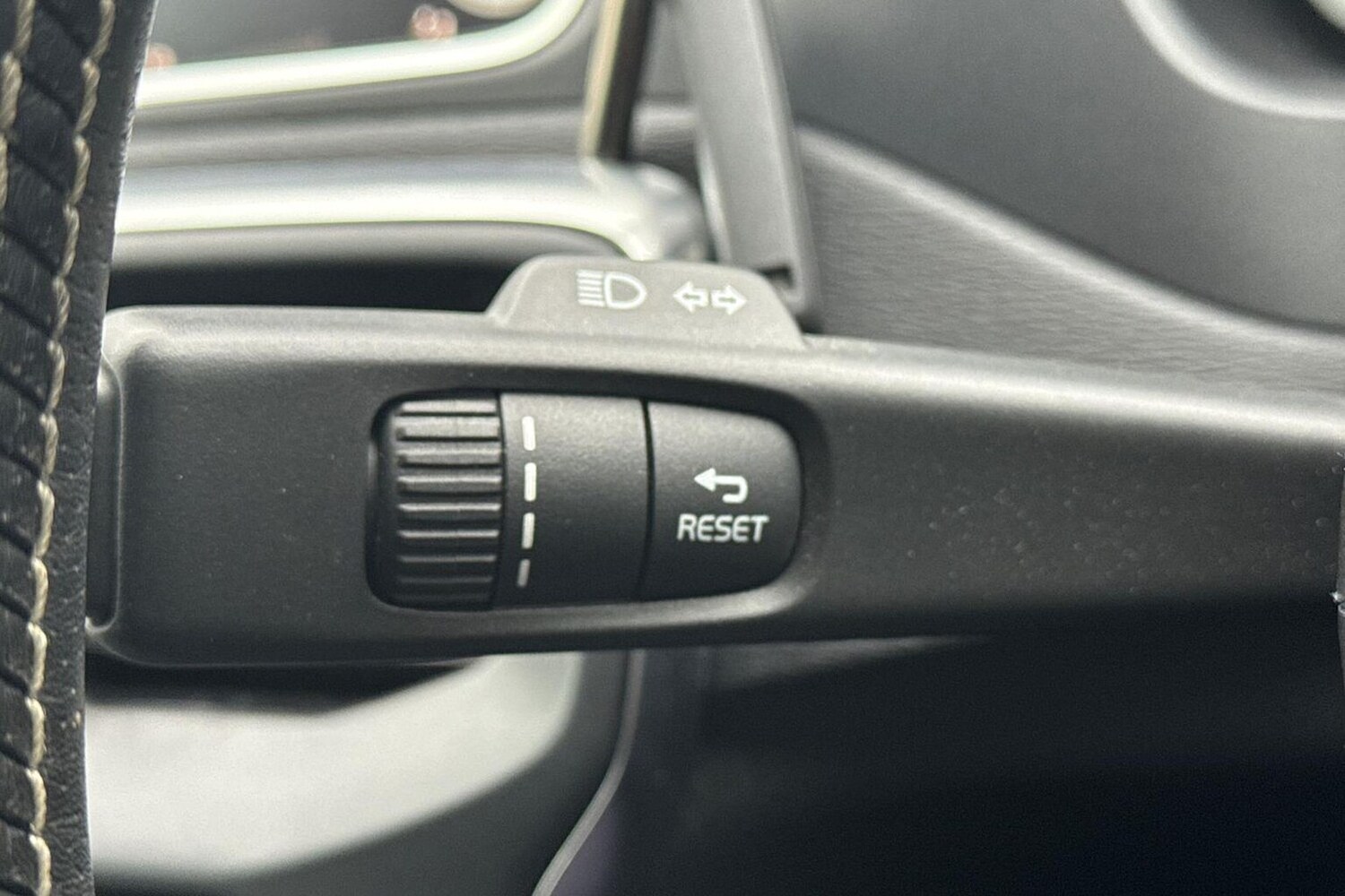 Used Volvo V40 2019 for sale - 76554285: Photo 28