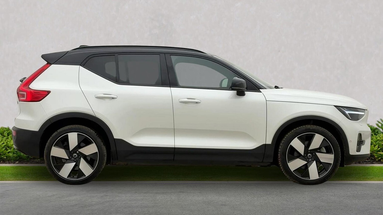 Used Volvo XC40 2023 for sale - 78192902: Photo 2