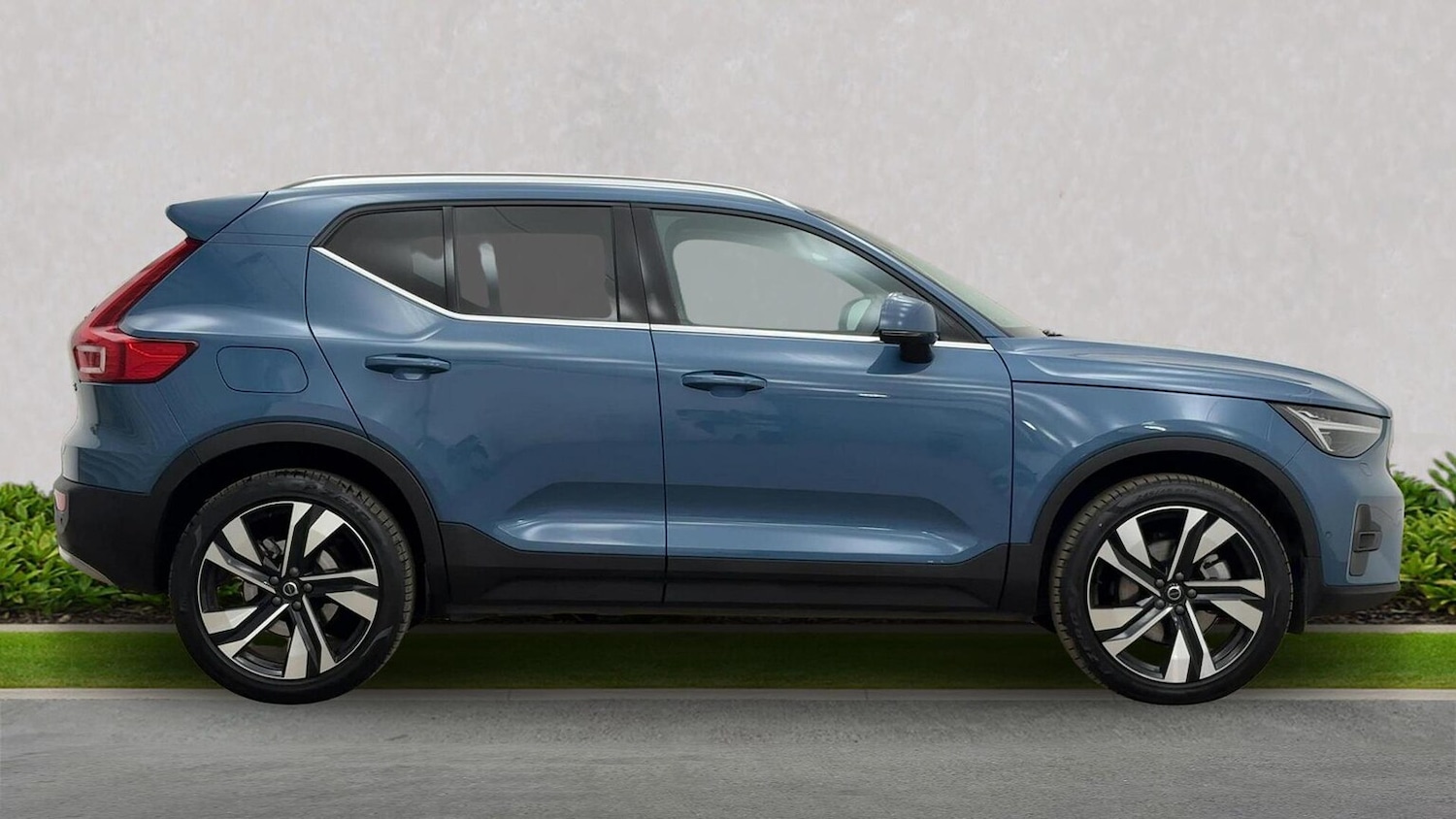 Used Volvo XC40 2025 for sale - 76220417: Photo 2