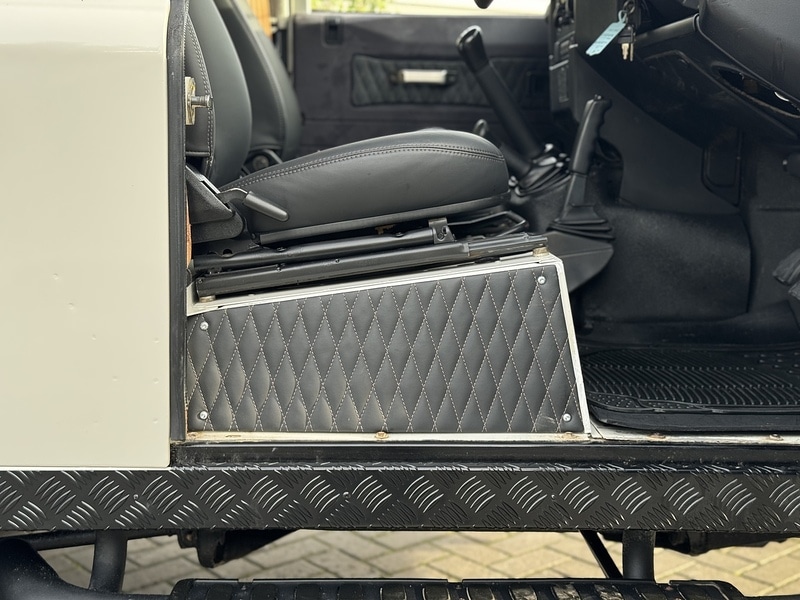 Used Land Rover Defender 2010 for sale - 76482590: Photo 28