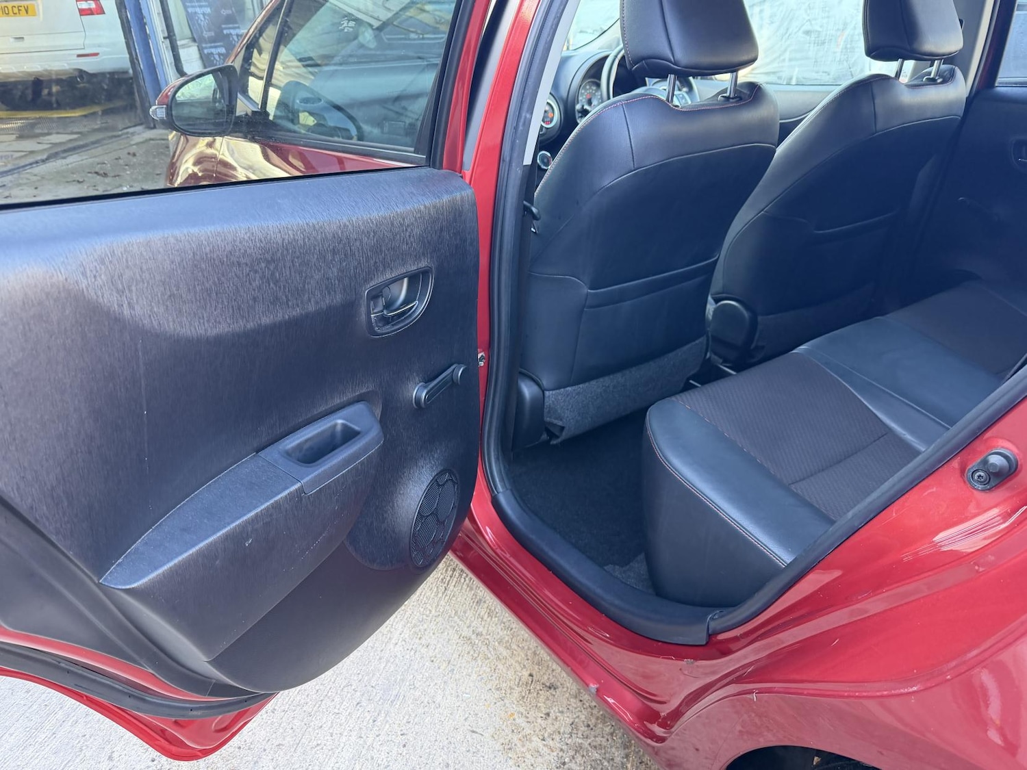 Used Toyota Yaris 2012 for sale - 76796735: Photo 24