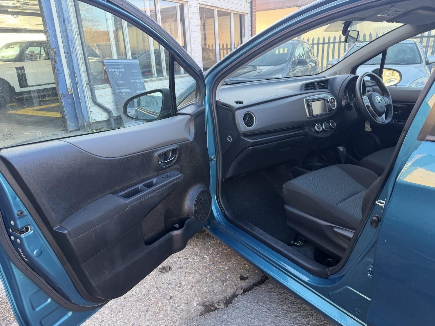 Used Toyota Yaris 2012 for sale - 76762228: Photo 31