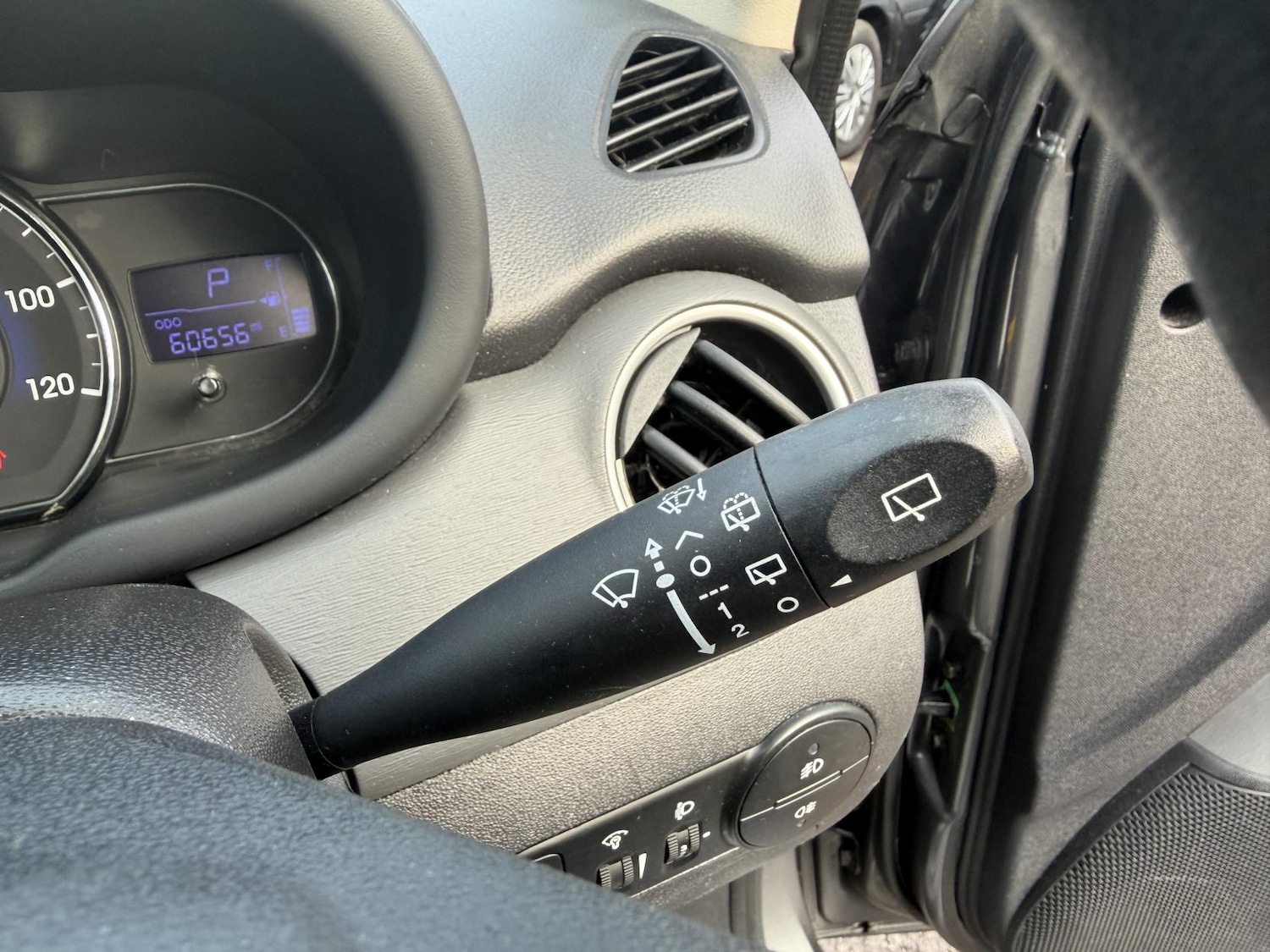 Used Hyundai i10 2011 for sale - 76837588: Photo 36