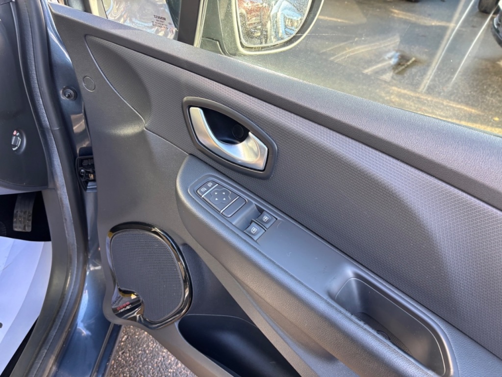 Used Renault Clio 2017 for sale - 76697959: Photo 15