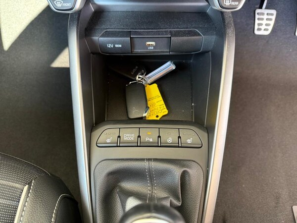 Used Kia Stonic 2023 for sale - 74435579: Photo 25