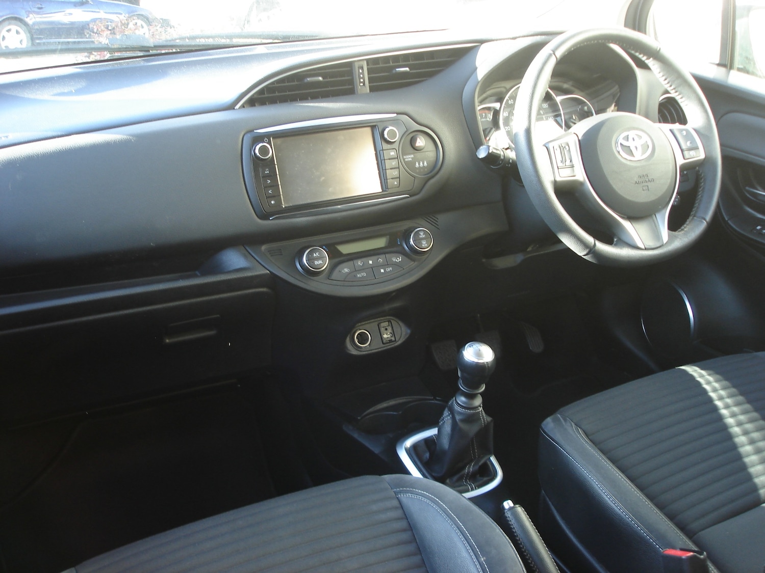 Used Toyota Yaris 2015 for sale - 76380363: Photo 15