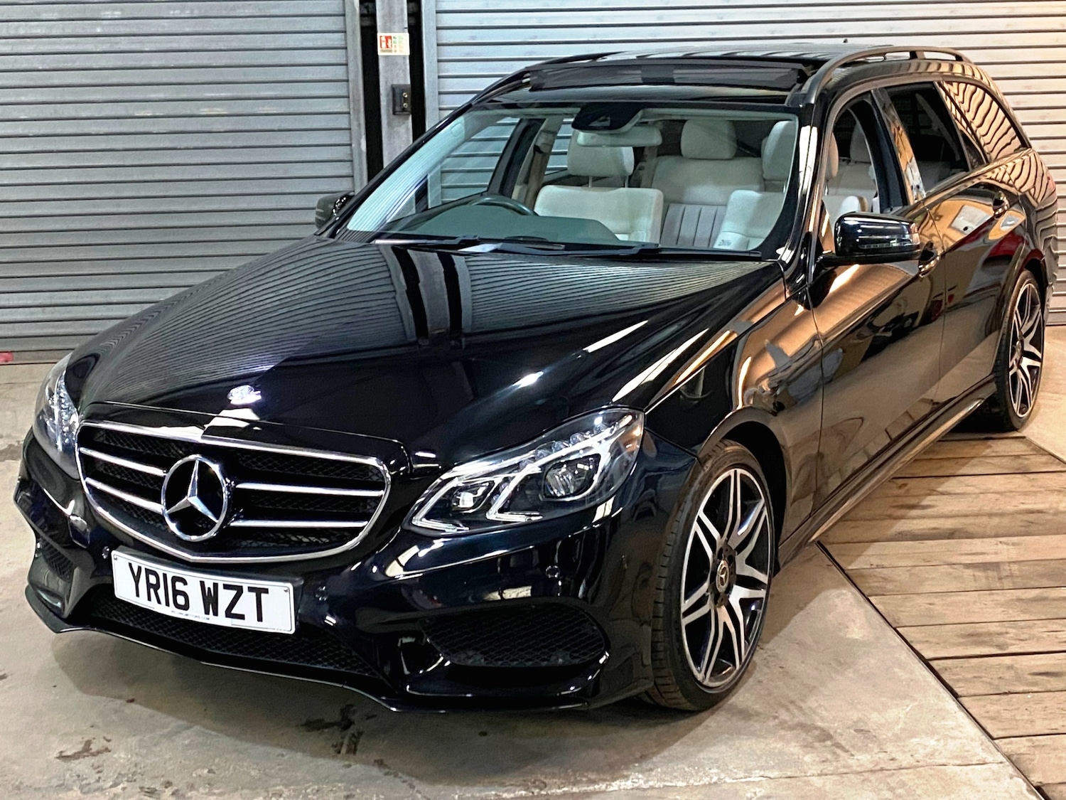 Used Mercedes-Benz E Class 2016 for sale - 76344346: Photo 3