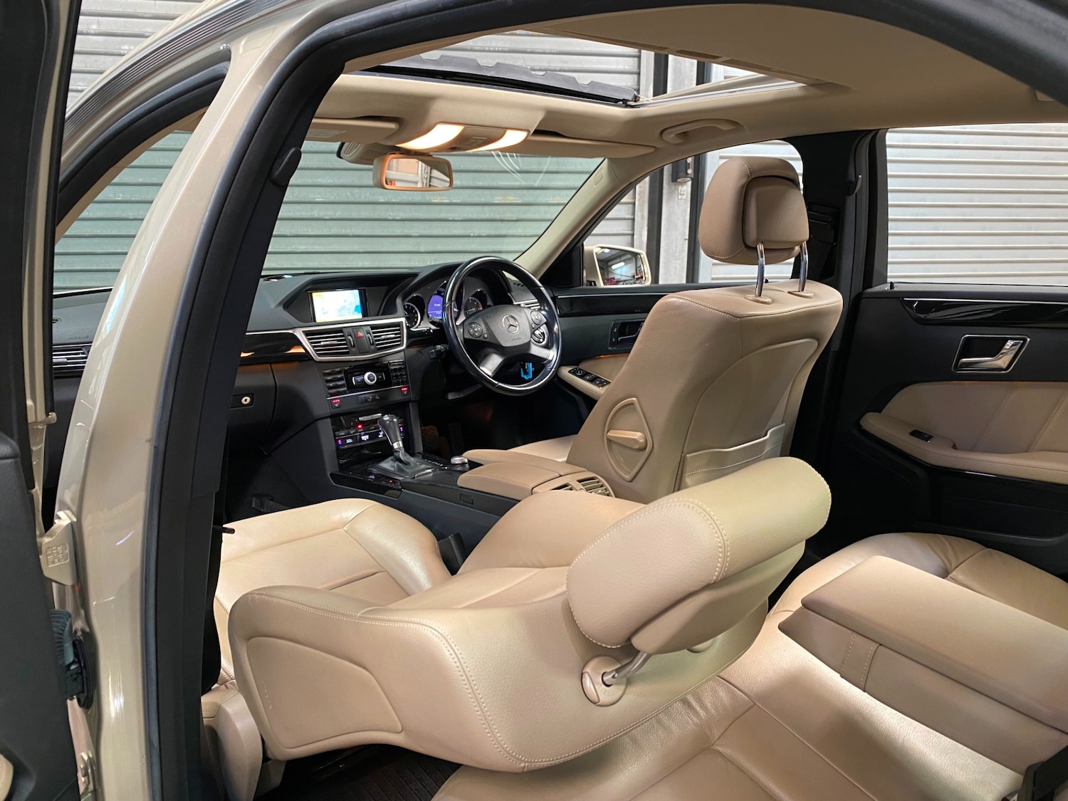 Used Mercedes-Benz E Class 2011 for sale - 78210461: Photo 4