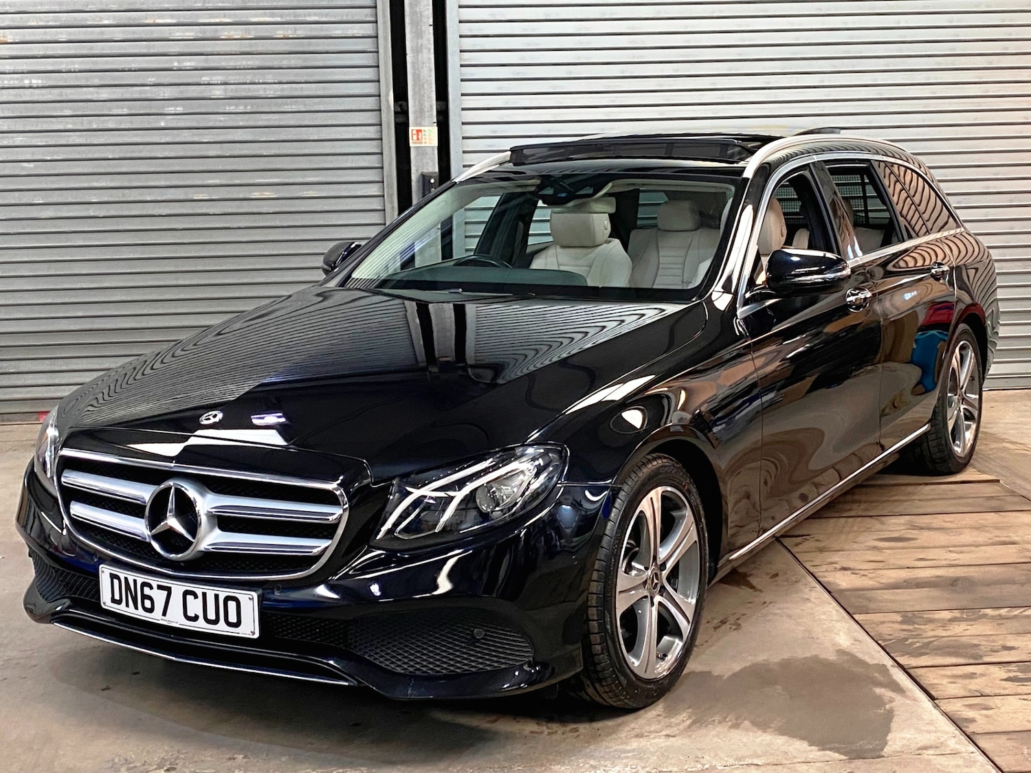 Used Mercedes-Benz E Class 2017 for sale - 76171610: Photo 3