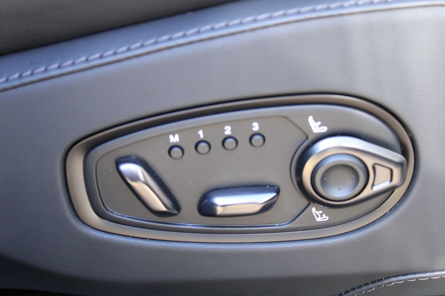 Used Aston Martin DBX 2025 for sale - 77892620: Photo 19