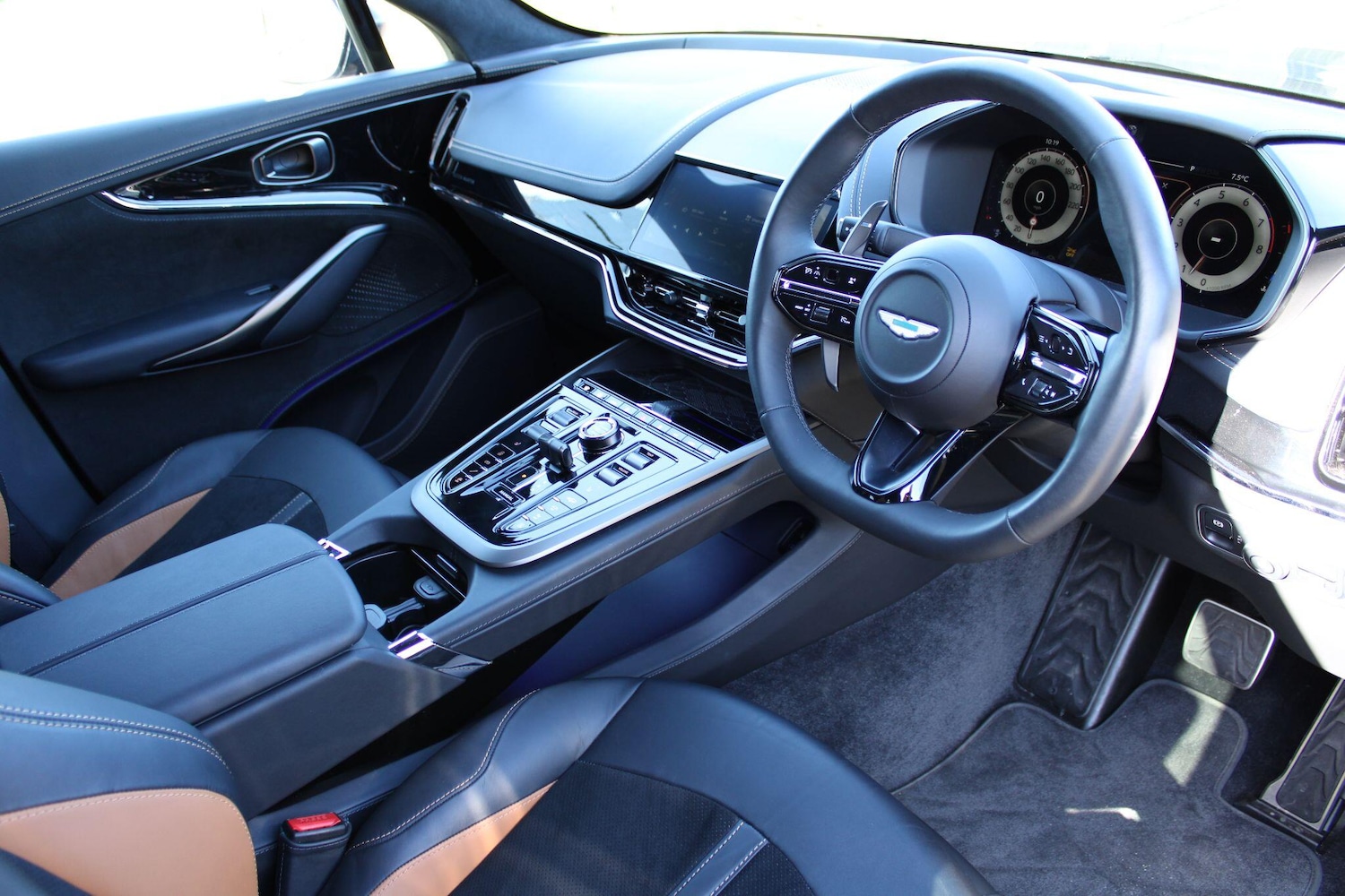 Used Aston Martin DBX 2025 for sale - 77892620: Photo 3