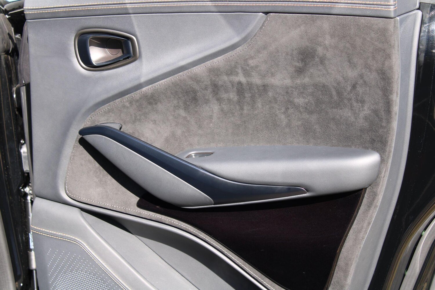 Used Aston Martin DBX 2025 for sale - 77892620: Photo 30