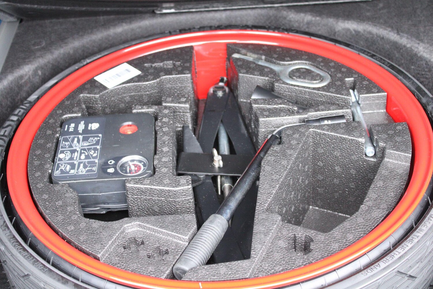 Used Aston Martin DBX 2022 for sale - 77683799: Photo 33