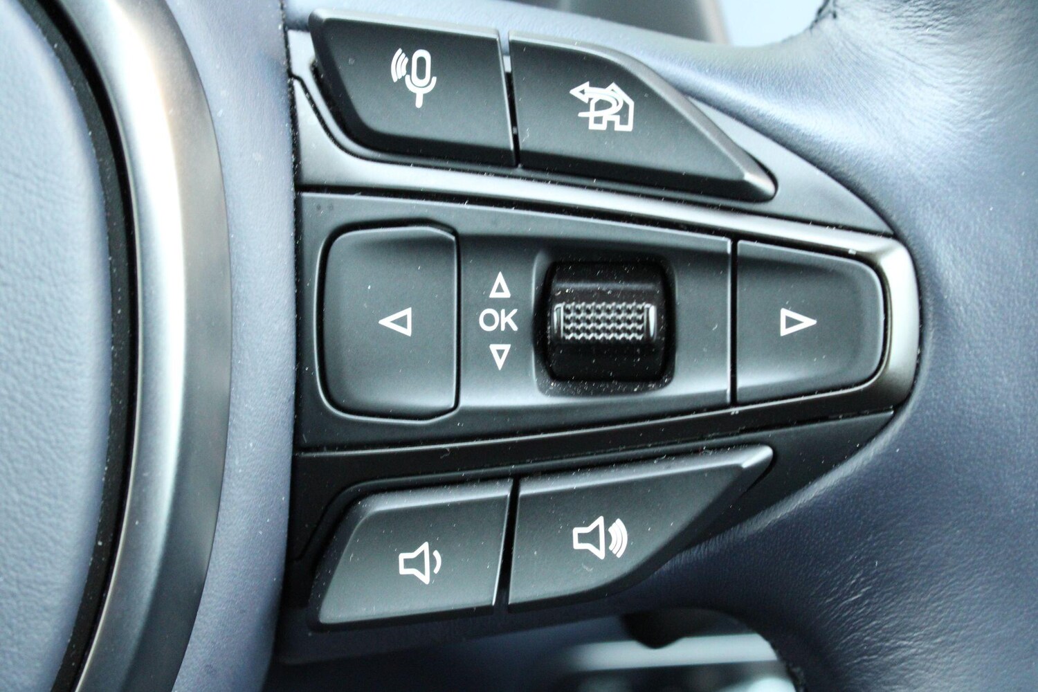 Used Aston Martin DBX 2023 for sale - 76992677: Photo 17