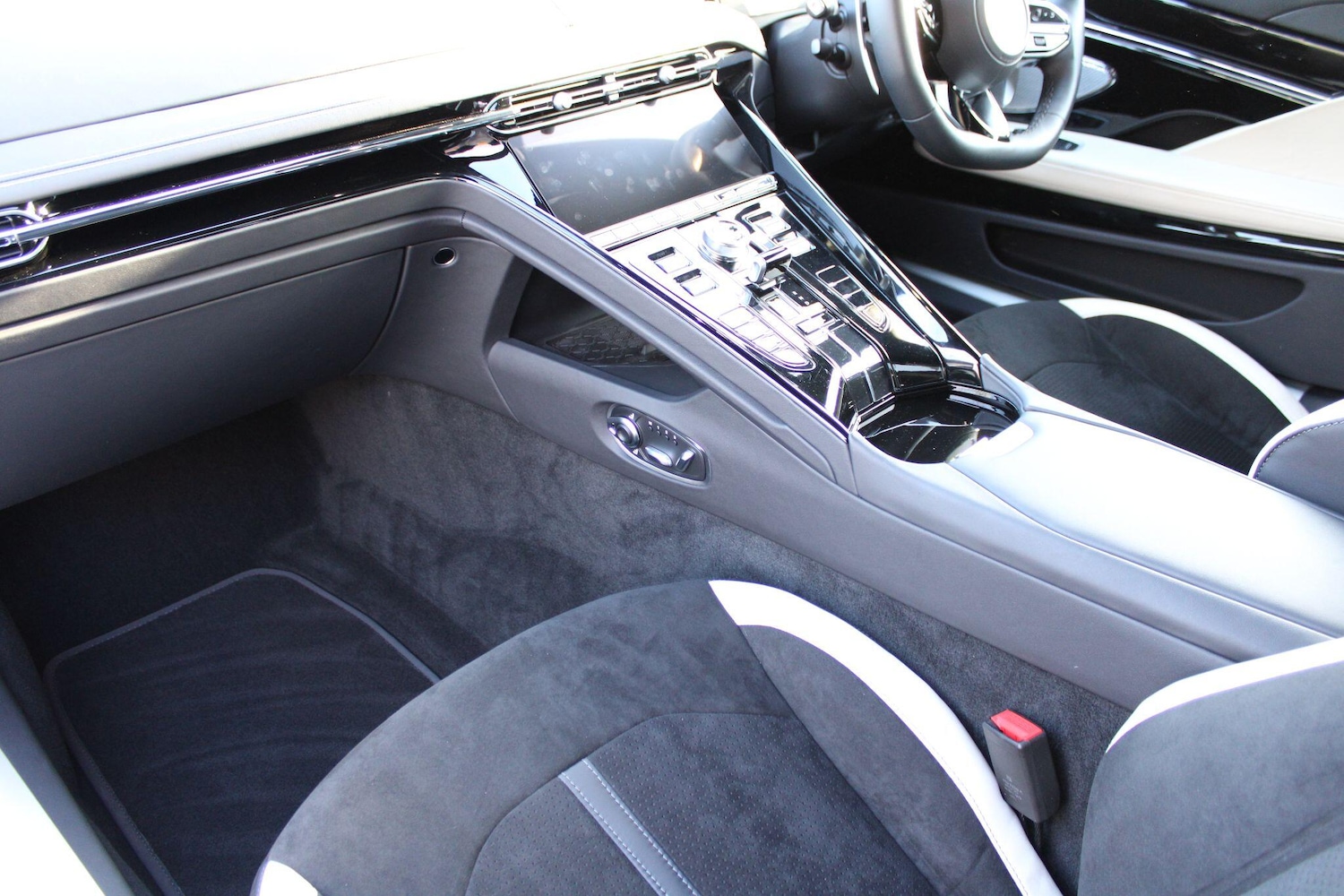 Used Aston Martin V8 2024 for sale - 77396503: Photo 24