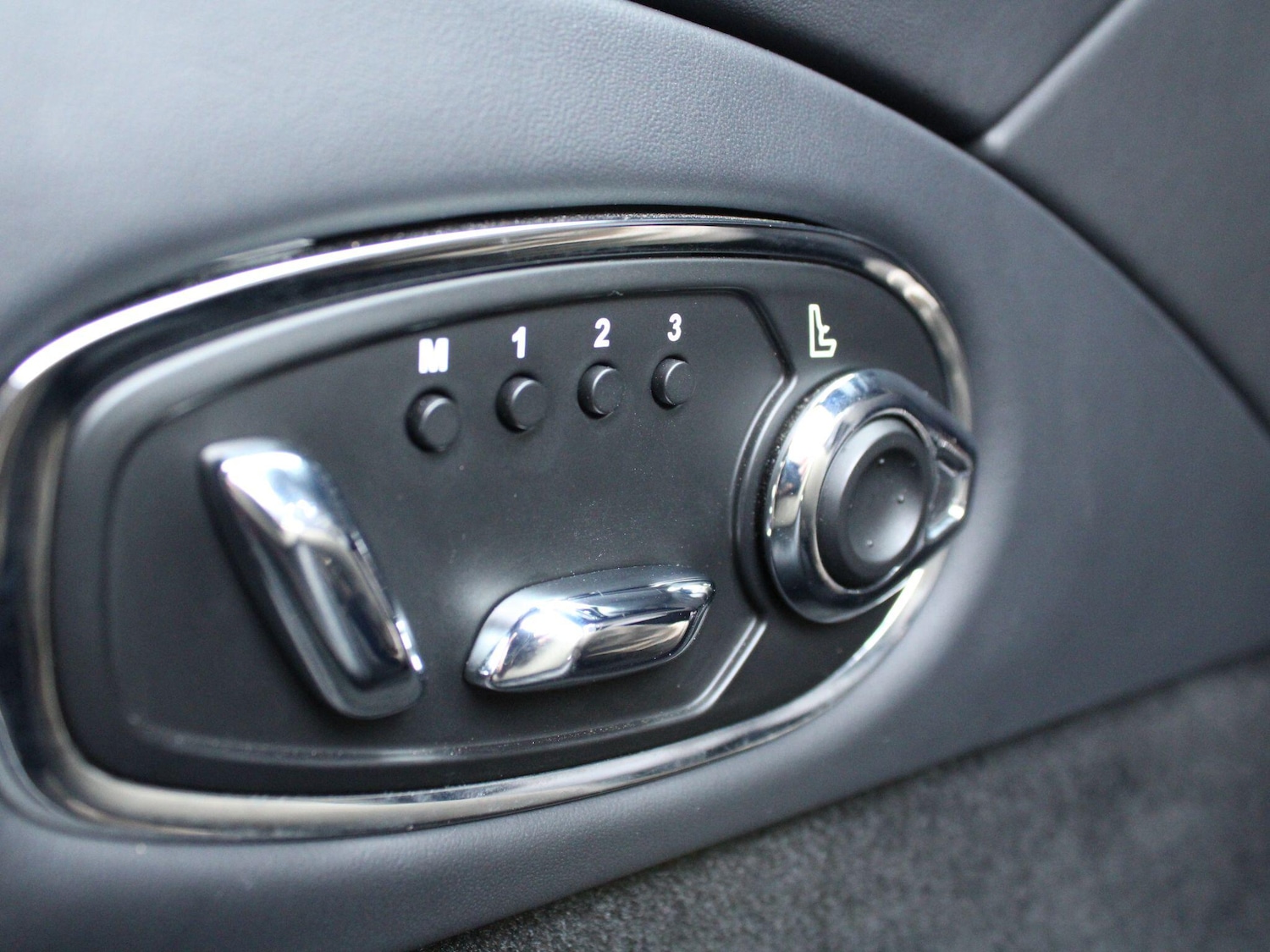 Used Aston Martin DB11 2021 for sale - 77060345: Photo 8