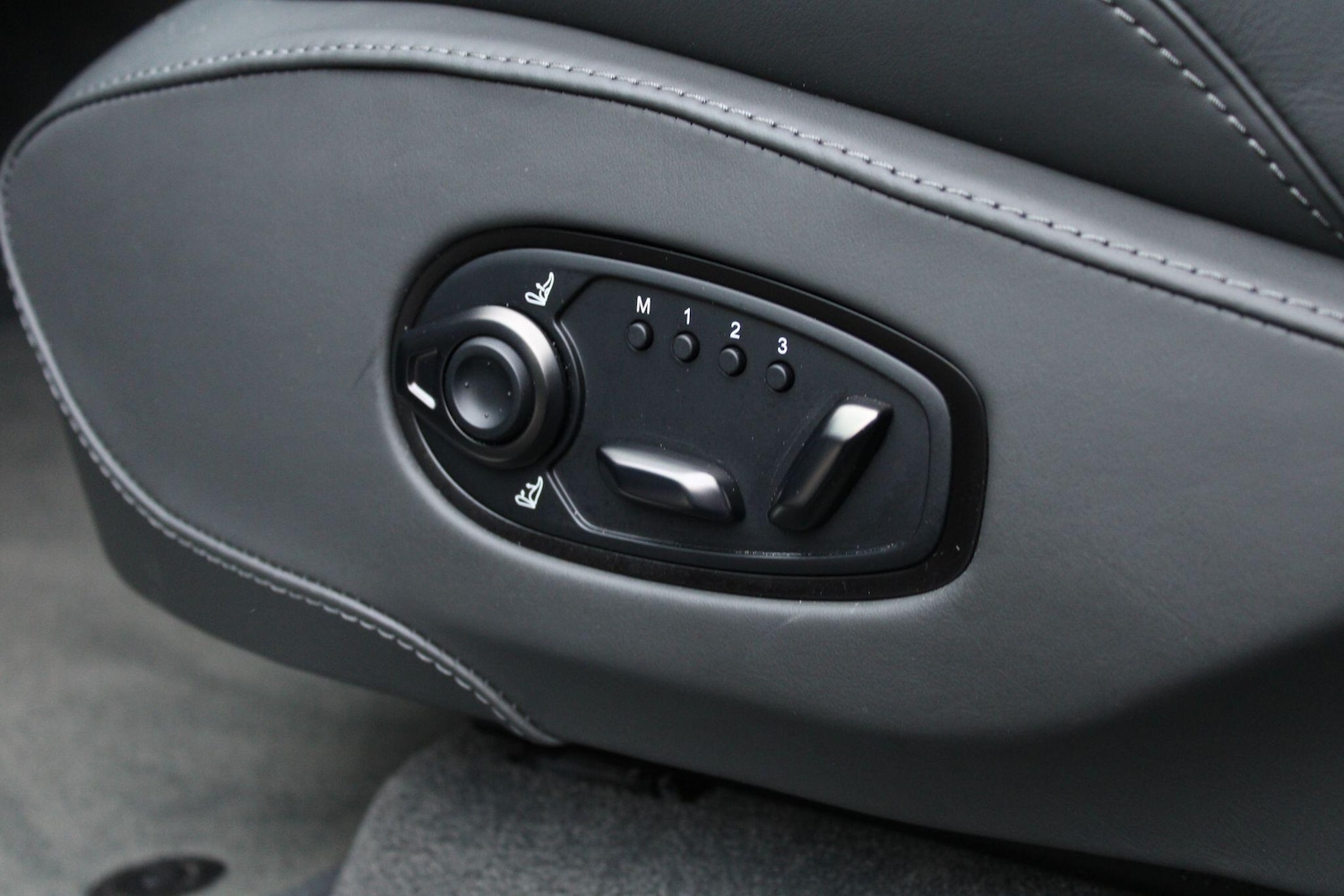 Used Aston Martin DBX for sale - 76513401: Photo 19