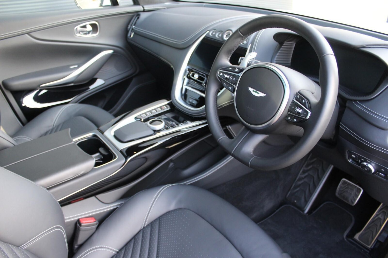 Used Aston Martin DBX 2023 for sale - 76349333: Photo 3