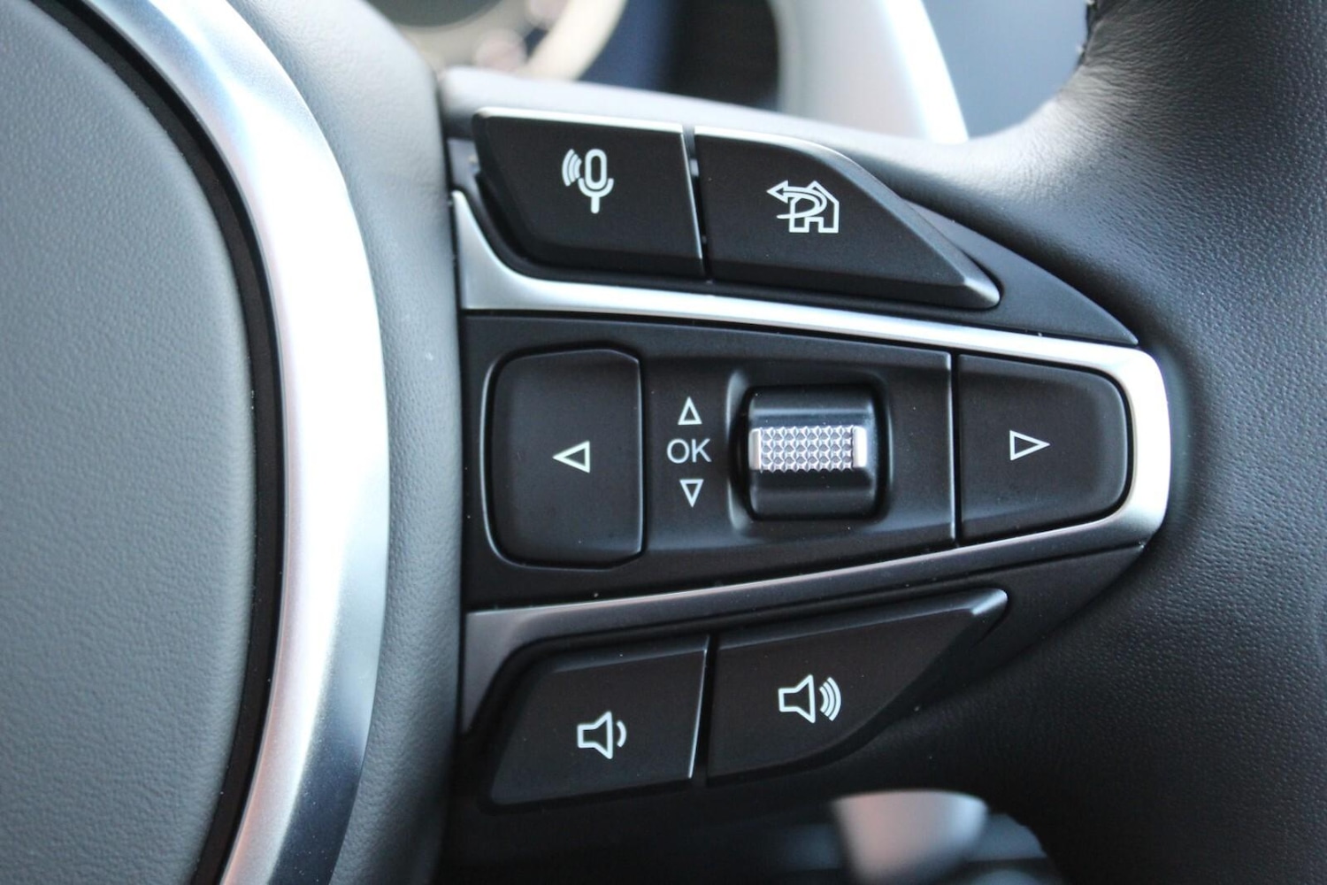 Used Aston Martin DBX 2023 for sale - 76349333: Photo 30