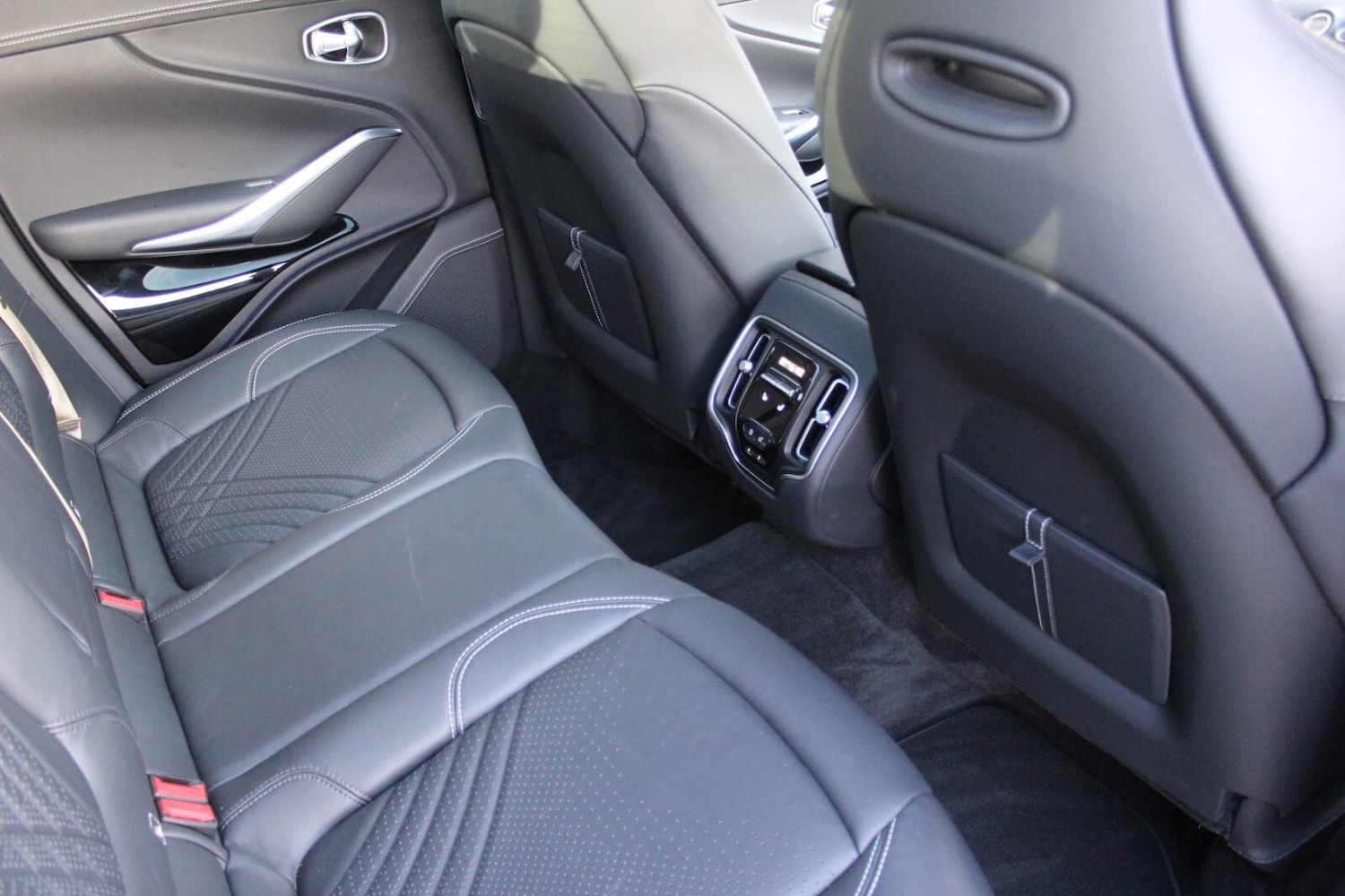 Used Aston Martin DBX 2023 for sale - 76349333: Photo 31