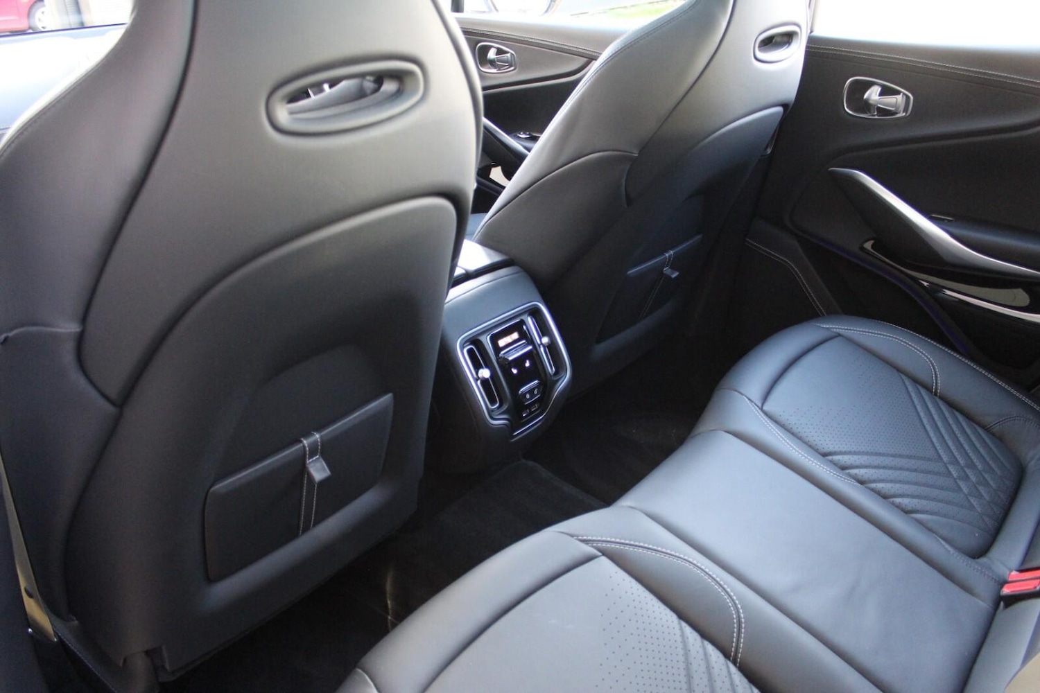 Used Aston Martin DBX 2023 for sale - 76349333: Photo 40