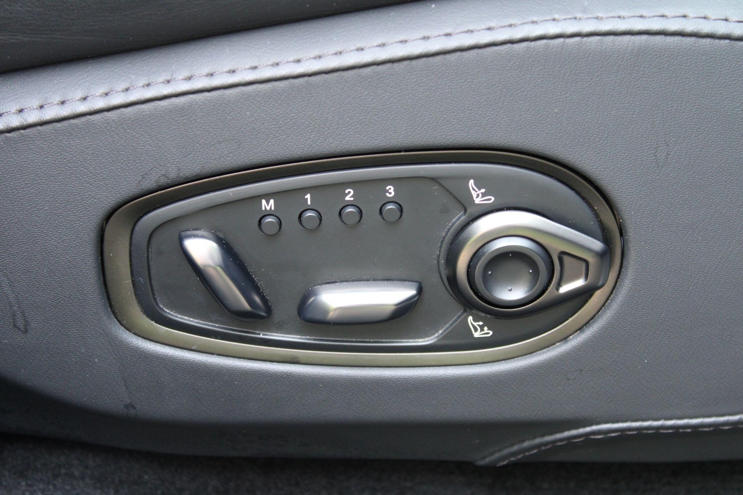 Used Aston Martin DBX 2021 for sale - 76337013: Photo 17