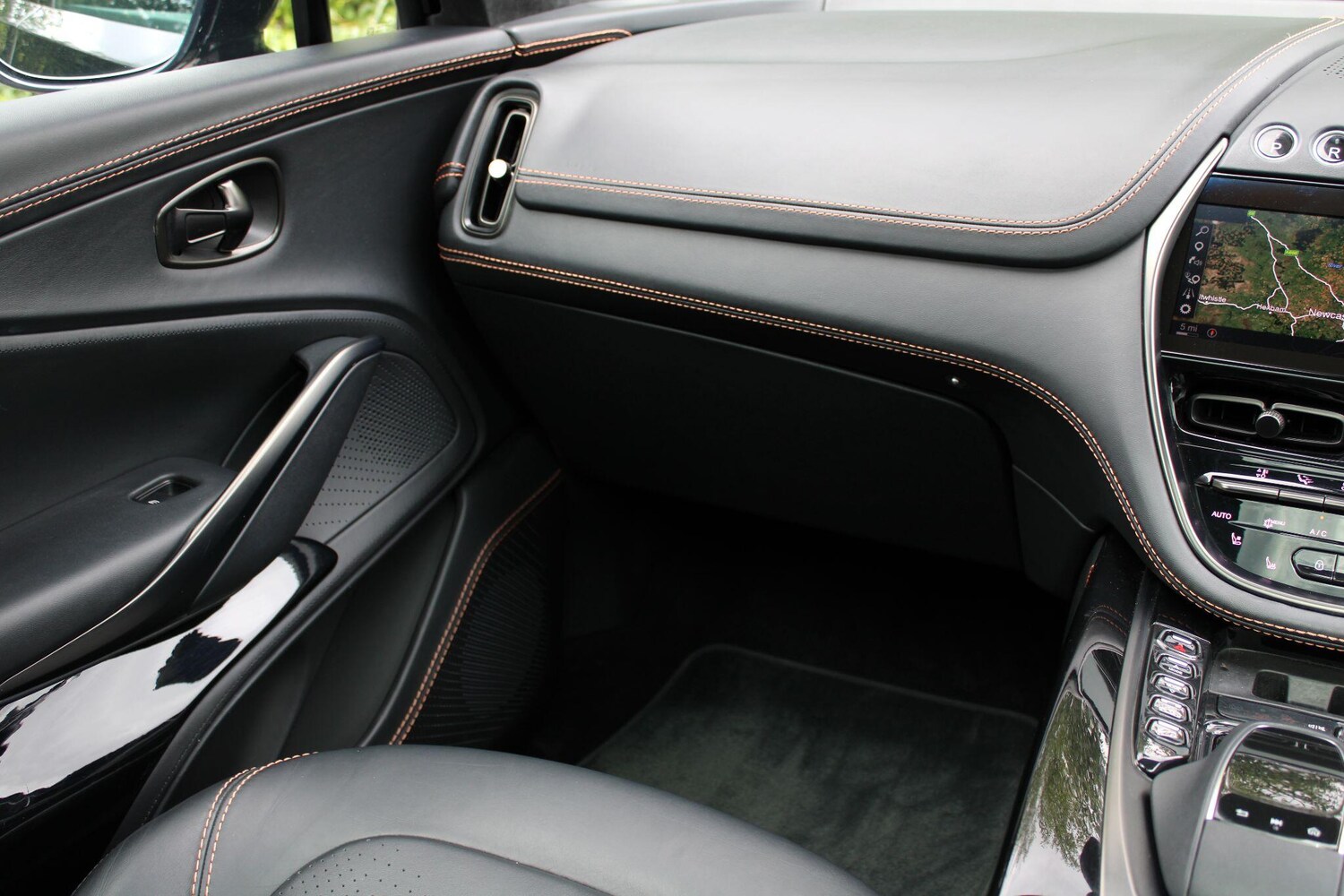 Used Aston Martin DBX 2021 for sale - 76337013: Photo 32