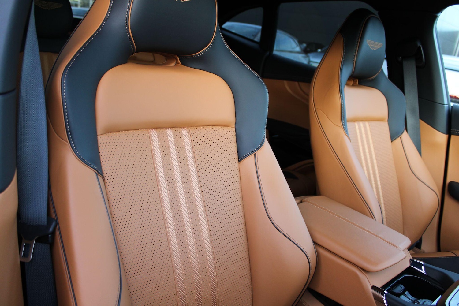 Used Aston Martin DBX 2025 for sale - 76226770: Photo 12