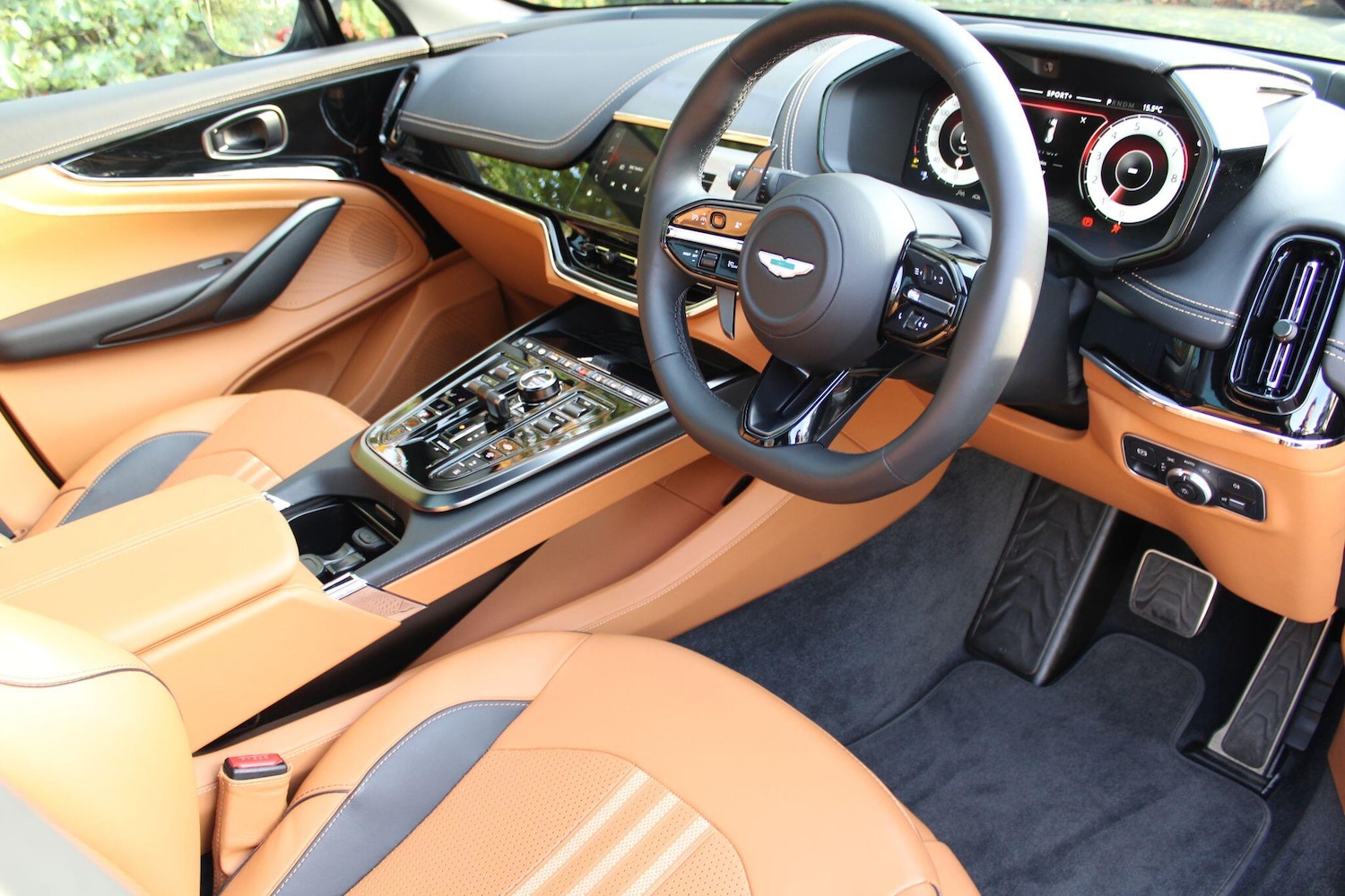 Used Aston Martin DBX 2025 for sale - 76226770: Photo 3