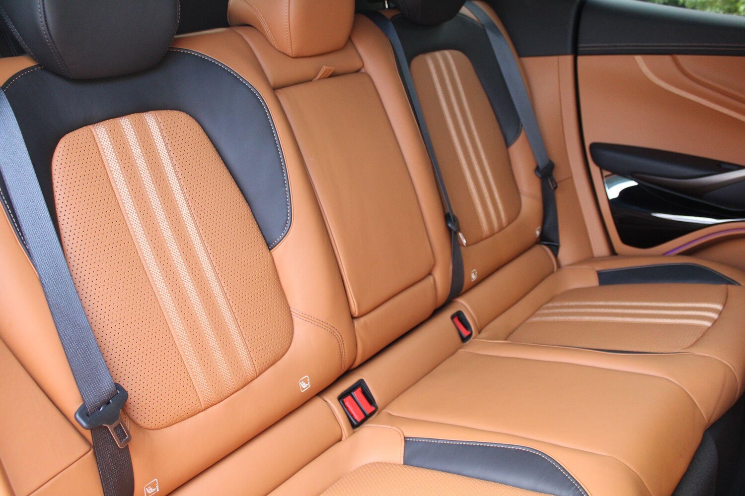 Used Aston Martin DBX 2025 for sale - 76226770: Photo 32