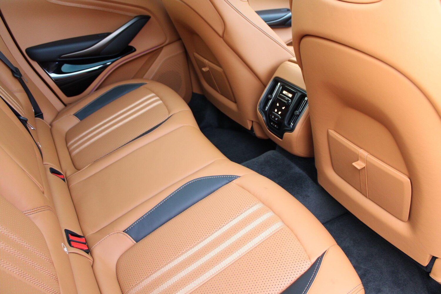 Used Aston Martin DBX 2025 for sale - 76226770: Photo 33