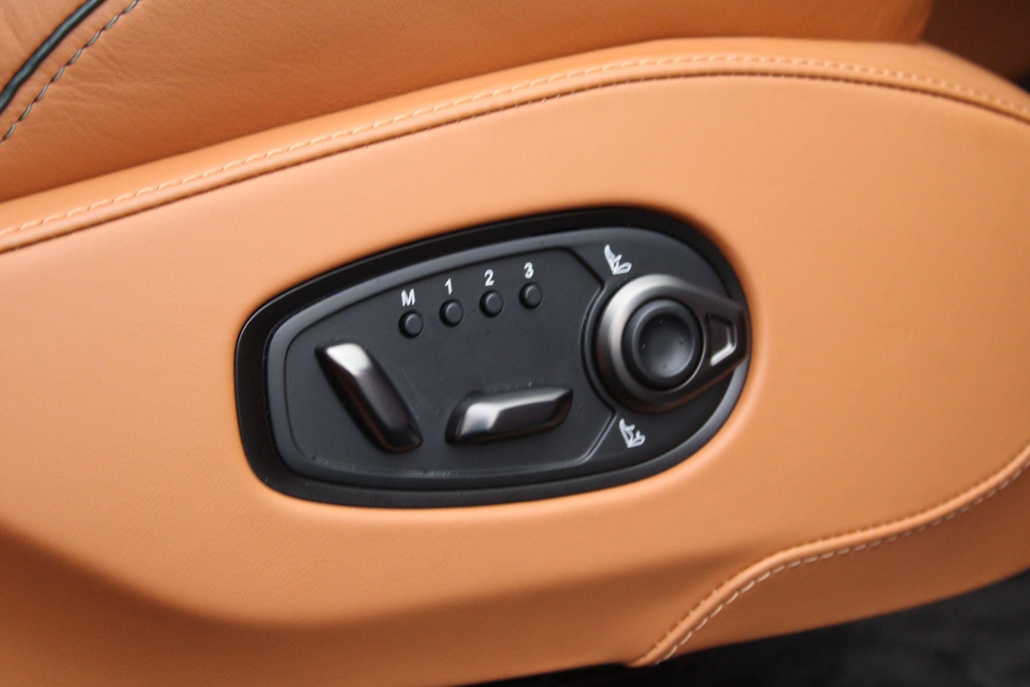 Used Aston Martin DBX 2025 for sale - 77067021: Photo 21