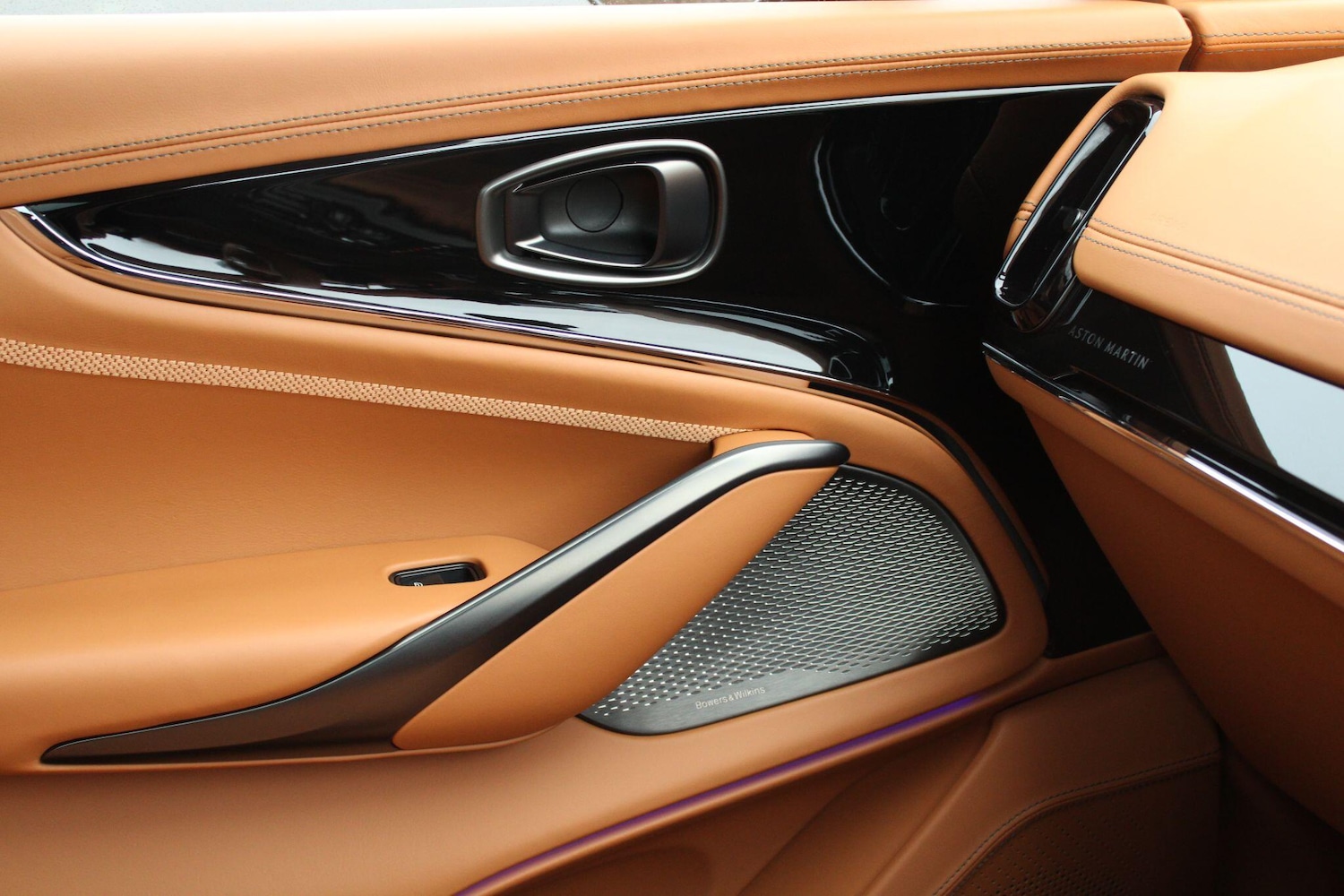 Used Aston Martin DBX 2025 for sale - 77067021: Photo 23