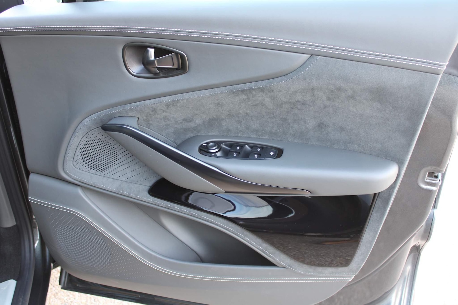 Used Aston Martin DBX for sale - 76440554: Photo 18