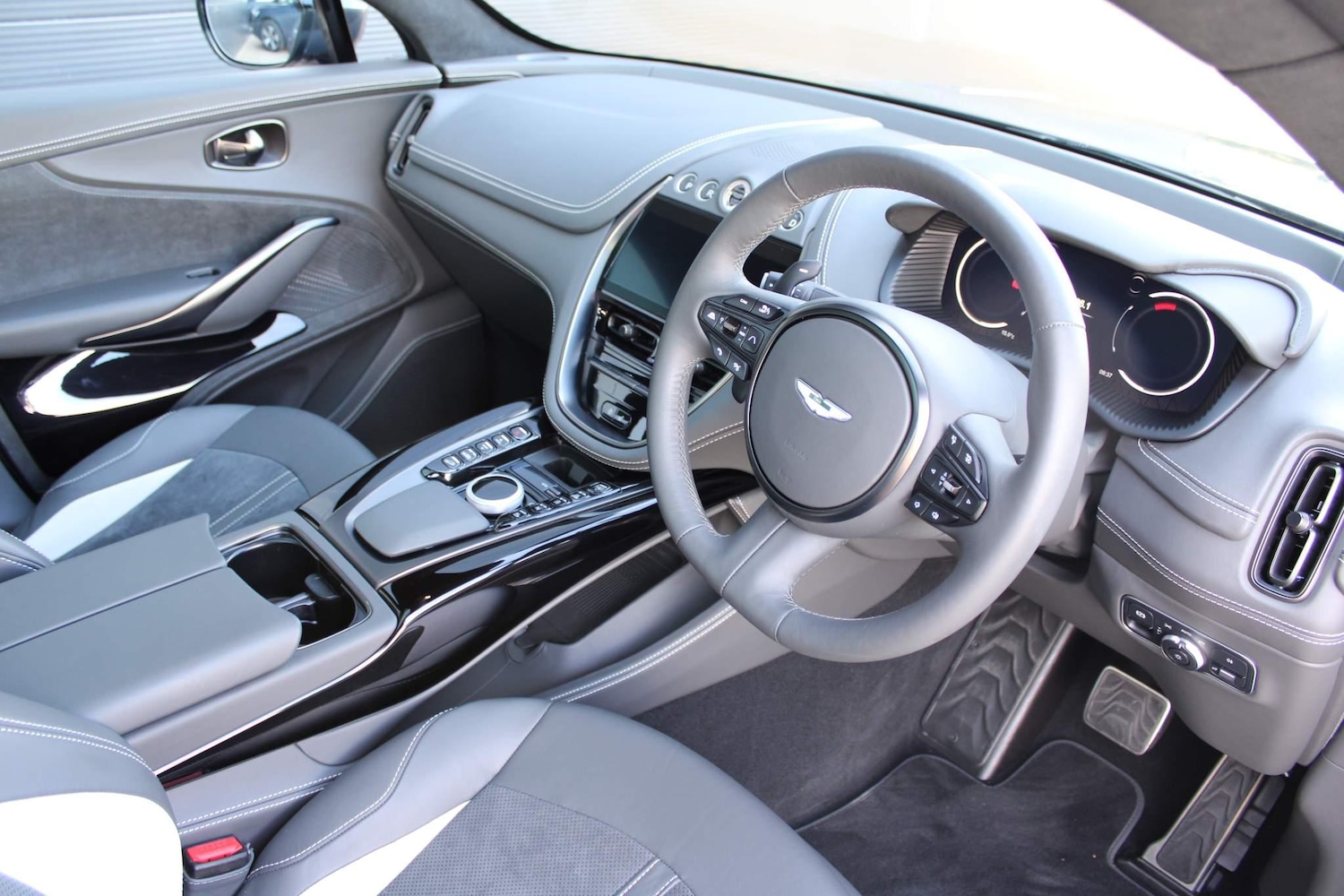 Used Aston Martin DBX for sale - 76440554: Photo 3