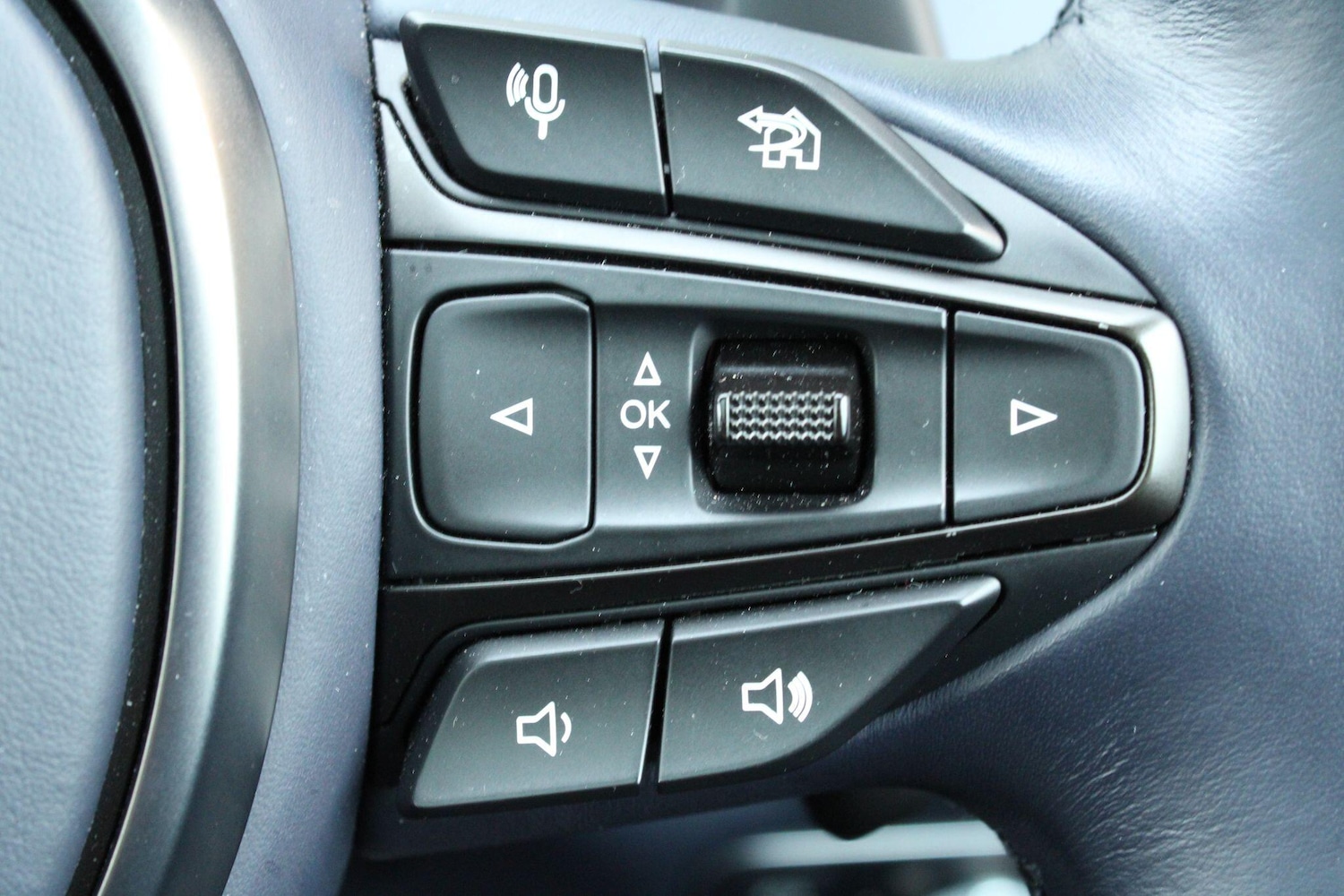 Used Aston Martin DBX for sale - 76336577: Photo 20