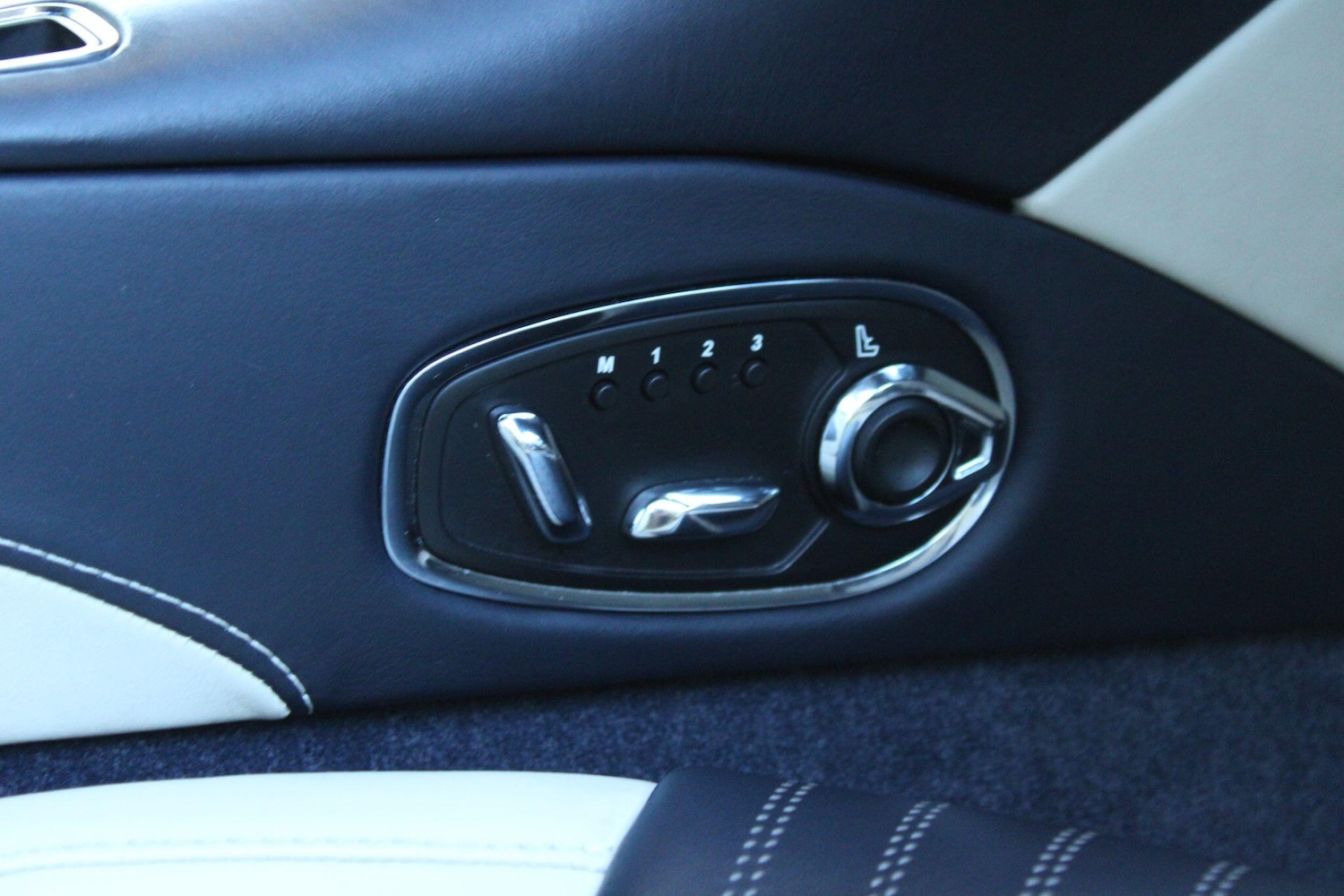 Used Aston Martin DB11 for sale - 76315050: Photo 27