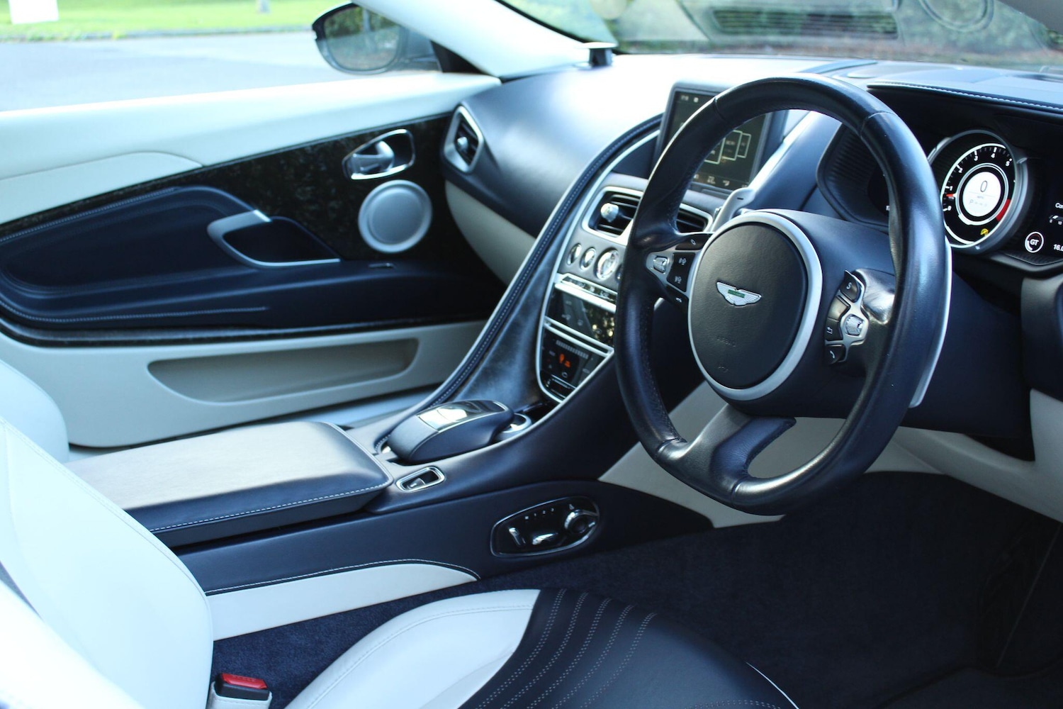 Used Aston Martin DB11 for sale - 76315050: Photo 3