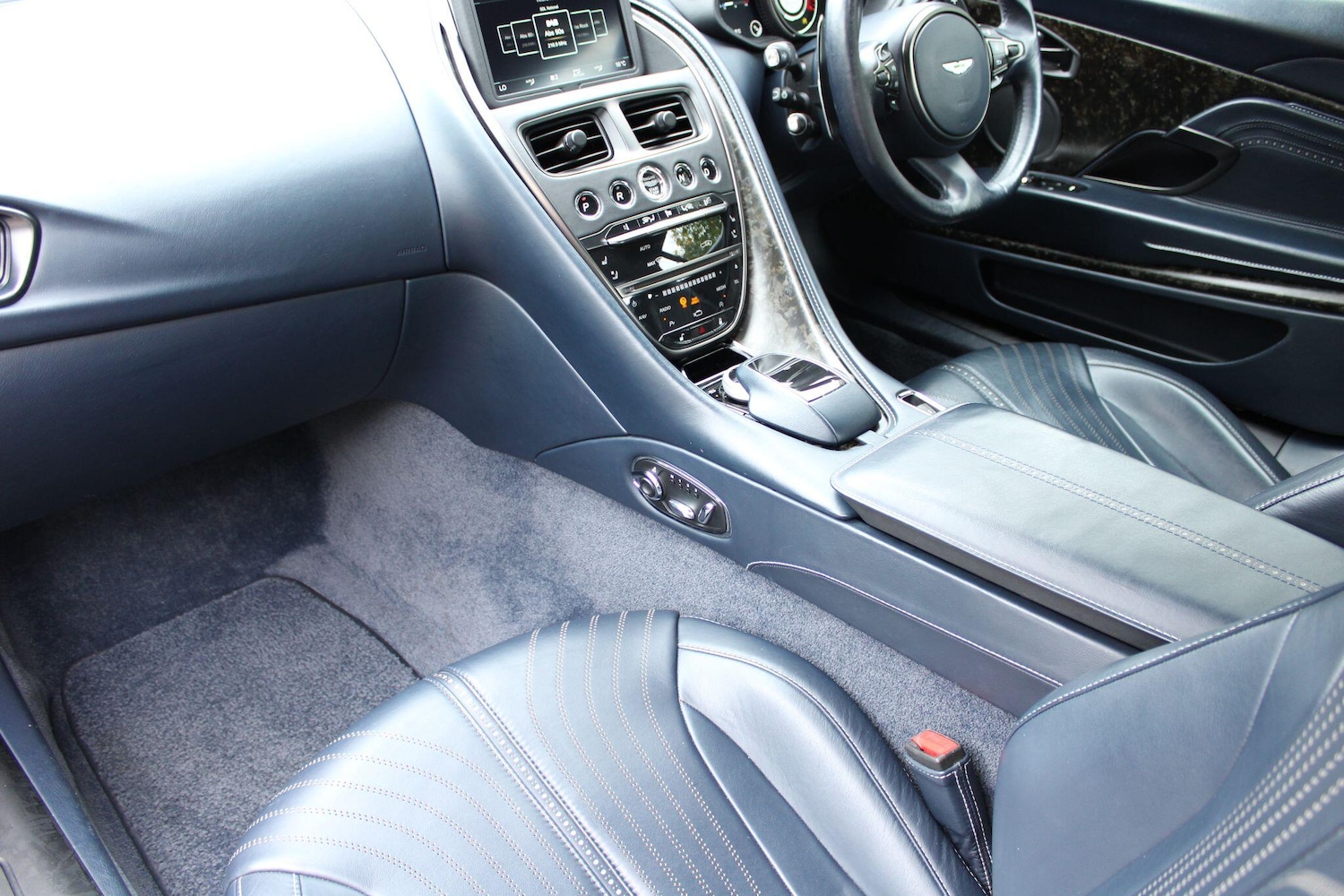 Used Aston Martin DB11 2018 for sale - 76318157: Photo 23