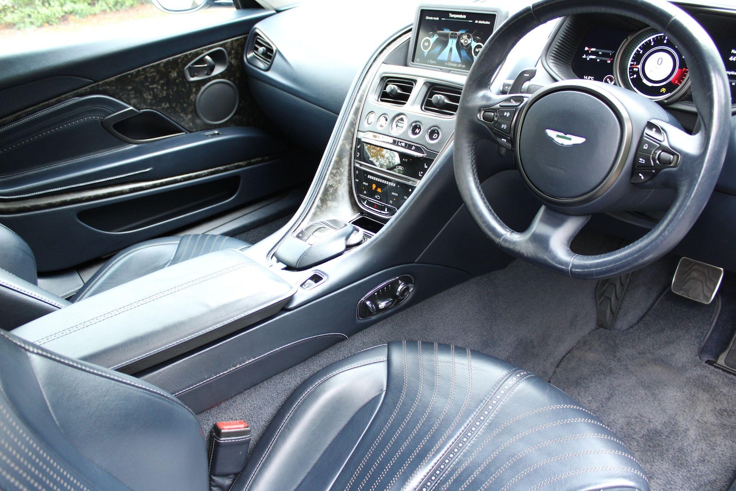 Used Aston Martin DB11 2018 for sale - 76318157: Photo 3