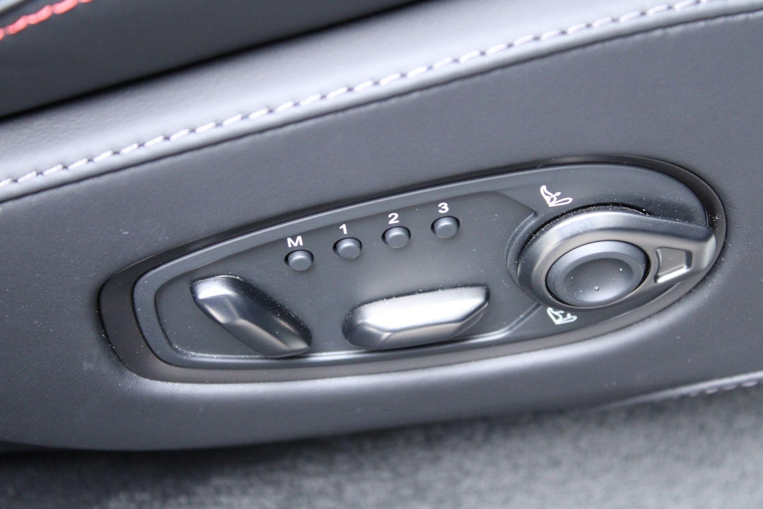 Used Aston Martin DBX 2025 for sale - 76377294: Photo 25