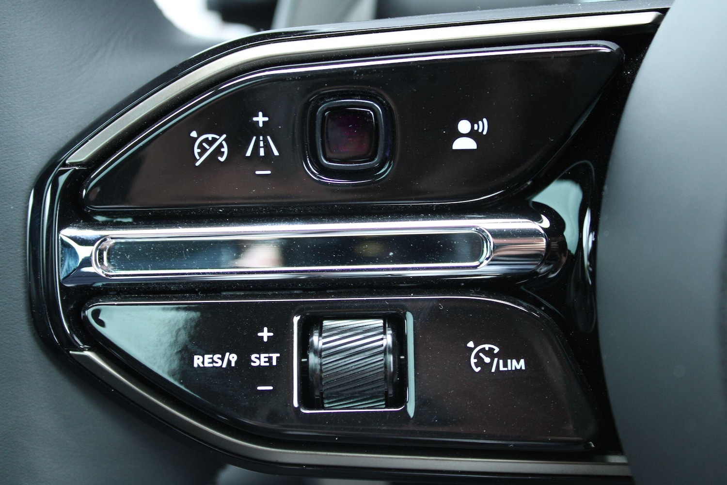 Used Aston Martin DBX 2025 for sale - 76377294: Photo 26