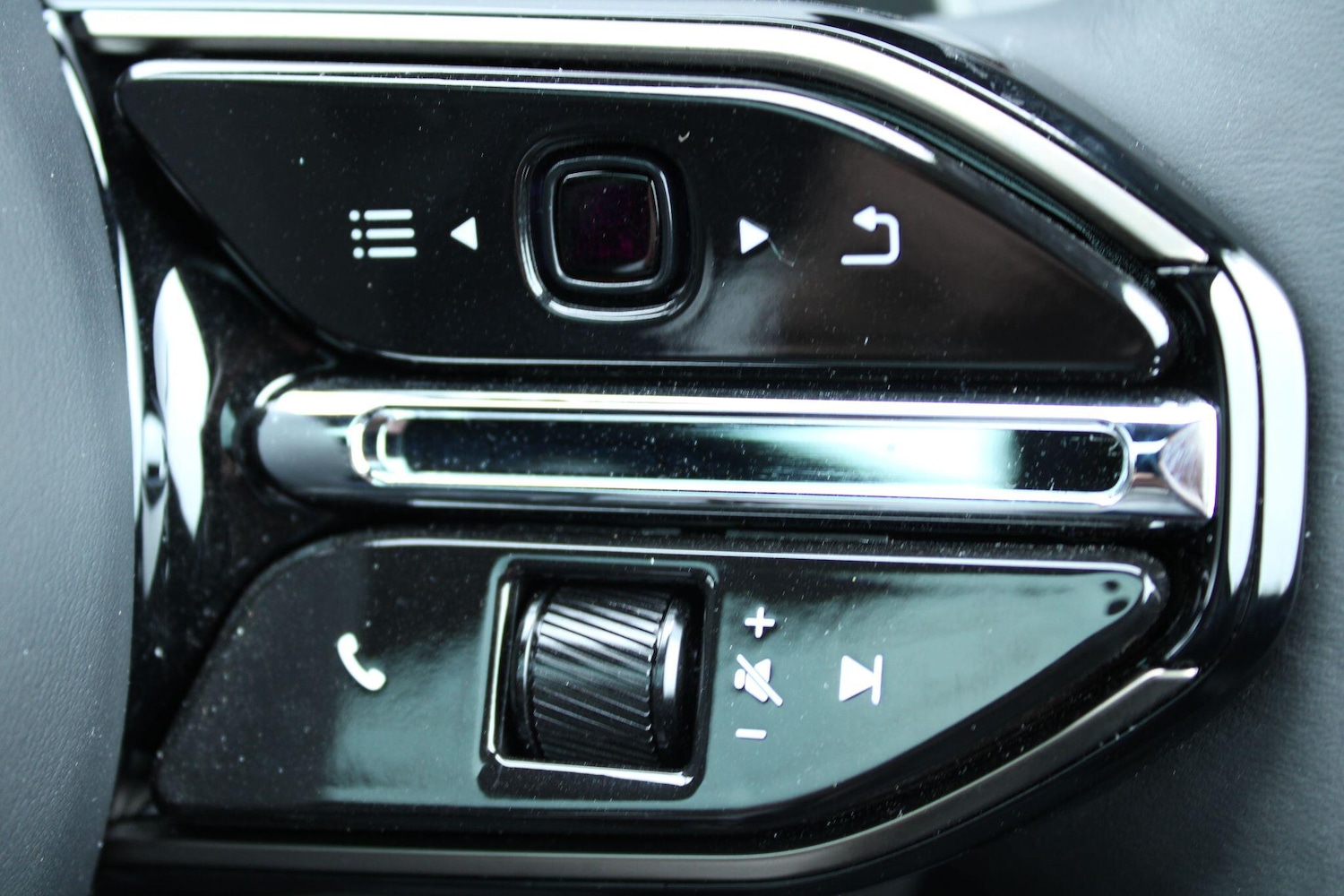 Used Aston Martin DBX 2025 for sale - 76377294: Photo 27