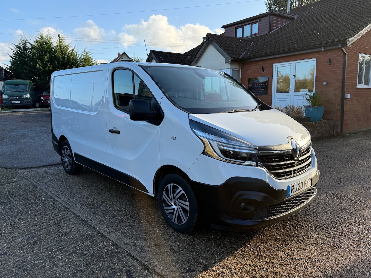 Used Renault Trafic 2020 for sale - 76940122: Photo 2