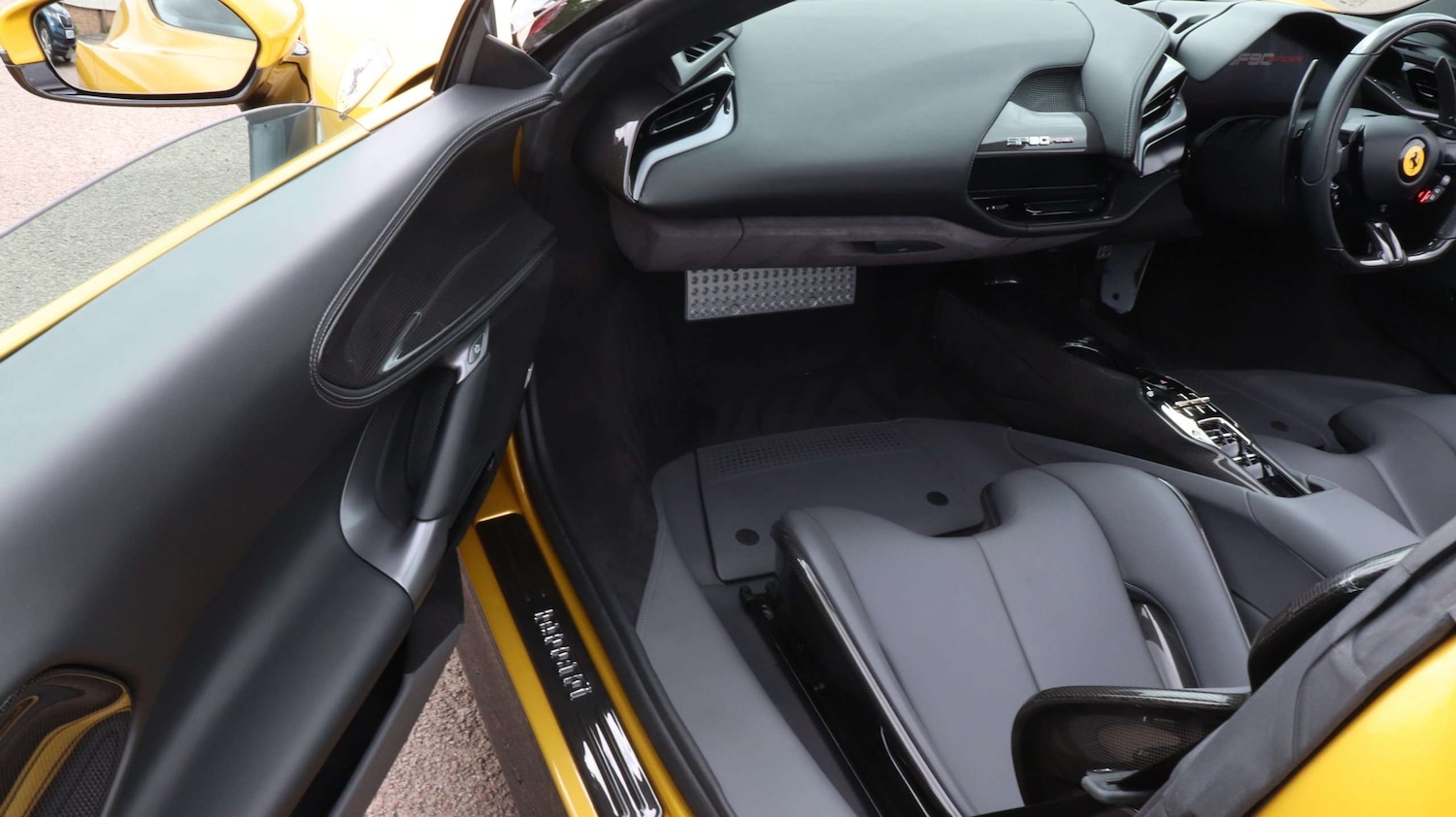 Used Ferrari SF90 Spider 2022 for sale - 77472764: Photo 27